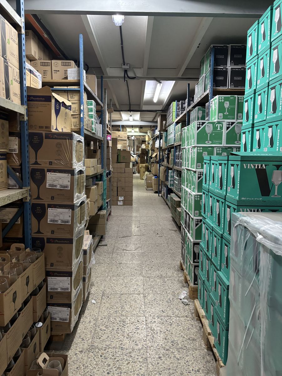 Pasillo del almacén con estanterías de producto