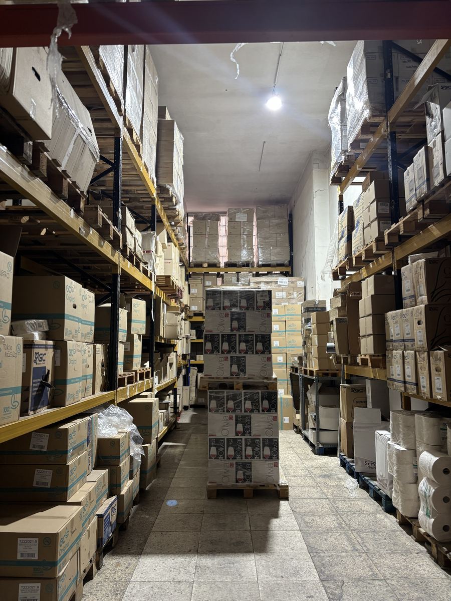 Estanterías del almacén con stock de menaje