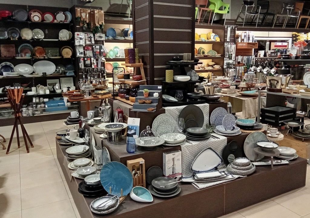 Isla central de la tienda con vajilla de colores y presentaciones