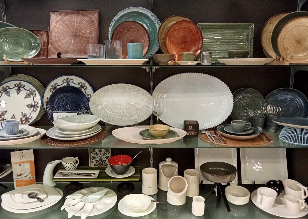 Estanterías con platos, fuentes ovaladas y bandejas