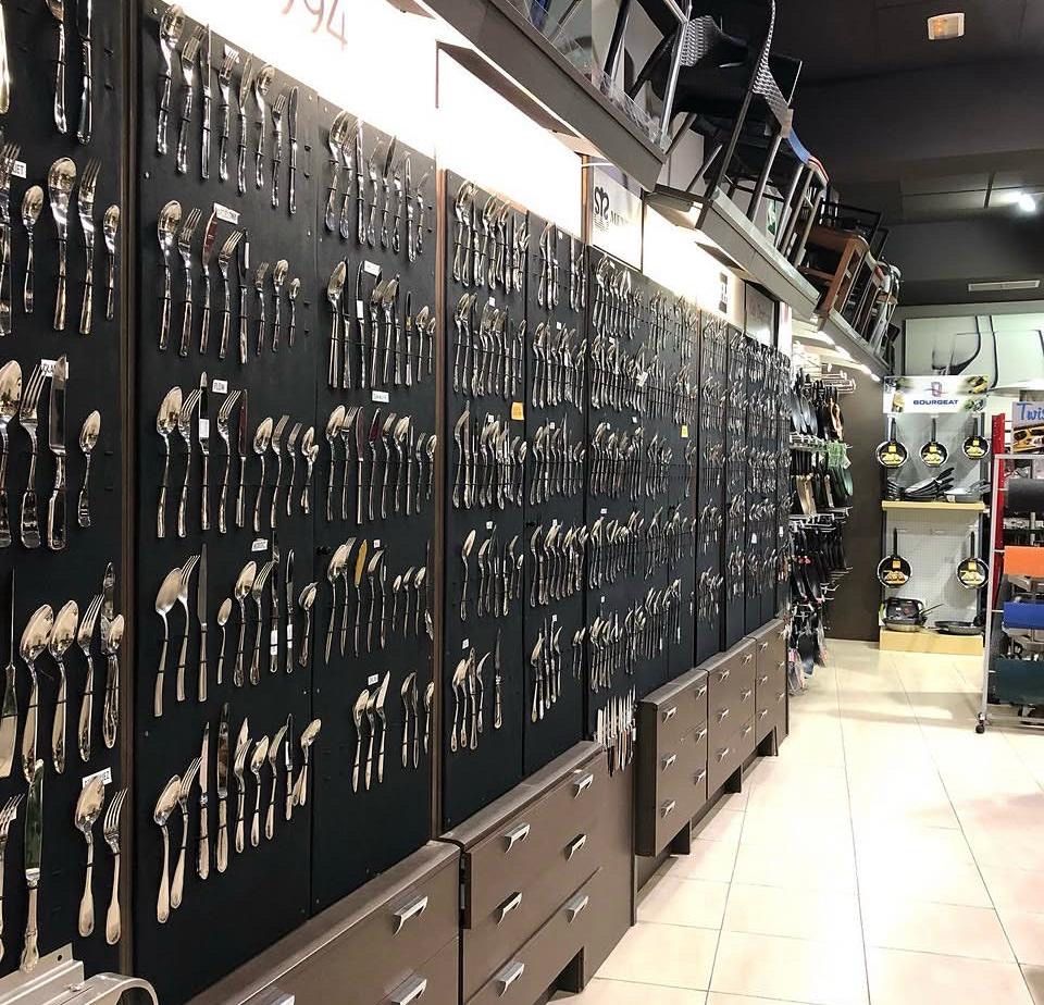 Pared de cubertería profesional expuesta en la tienda