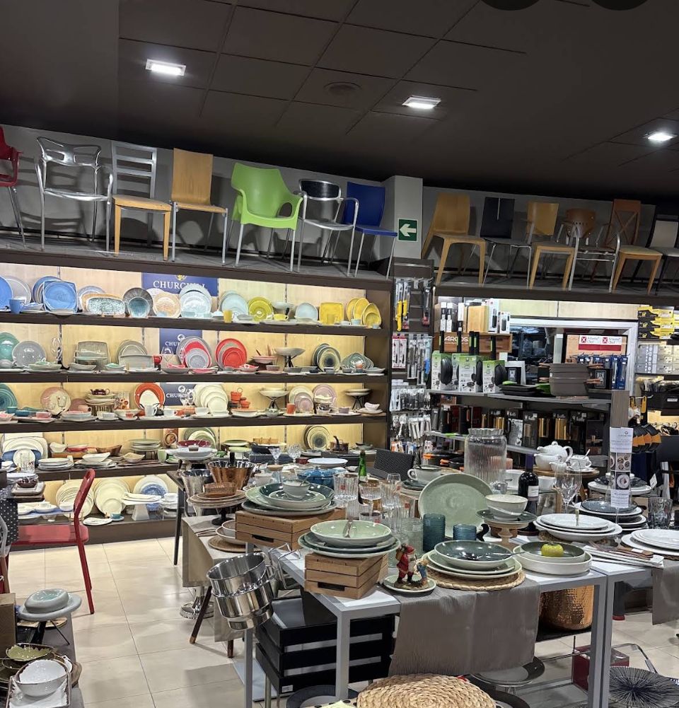 Interior de la tienda de Hogar Hotel en Santutxu con vajilla, cristalería y mobiliario